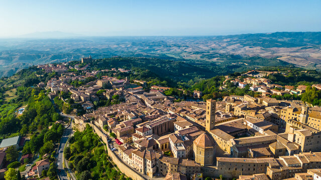 Fototapeta An aerial view of Volterra, a stunning medieval town in Tuscany, Italy, captured by a drone. Known for its ancient Etruscan origins and well-preserved architecture, Volterra is perched atop a hill