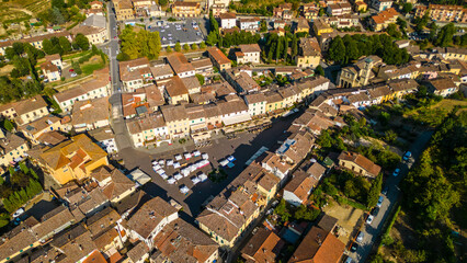 Obraz premium An aerial view of Greve in Chianti, a charming town in the heart of the Chianti wine region in Tuscany, Italy, captured by a drone. Known for its picturesque vineyards, olive groves