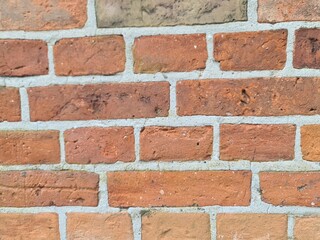 Fototapeta premium minimalistisches Hintergrundbild - Nahaufnahme einer Backsteinmauer in Neustrelitz, Mecklenburg - Vorpommern