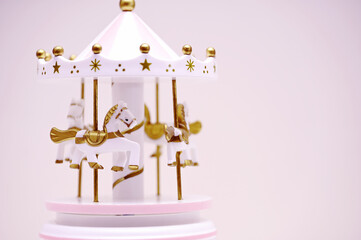 carousel shaped white music box © cn.ycl