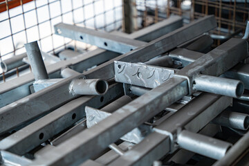 Métal entreposé dans un bâtiment 