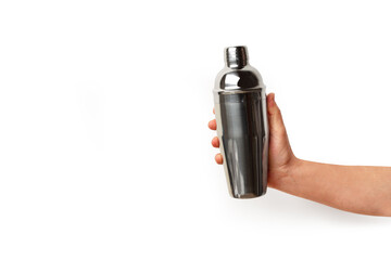 Mano de hombre sosteniendo una coctelera de acero inoxidable sobre un fondo blanco. Vista de frente y de cerca. Copy space