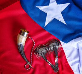 fondo espuelas y cacho emboquillado sobre la bandera de chile, concepto celebración fiestas patrias