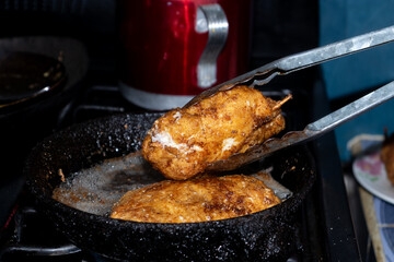 Cocinando pollo frito empanizado