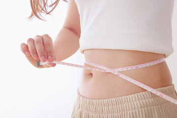ダイエットの成功を喜ぶ女性