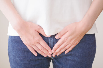 下腹部に手を当てる女性