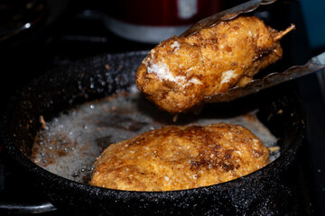 Cocinando pollo frito empanizado