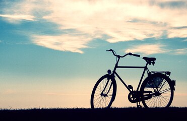 Obraz premium Fahrrad auf dem Deich