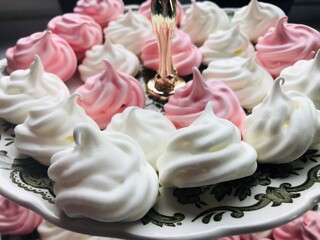 piccole meringhe bianche e rosa in vassoio antico