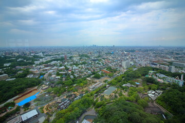 曇天模様のもと街の風景