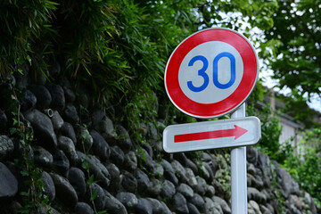 三十キロ制限の道路標識