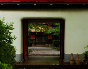 夏の雨の日のお寺の入り口の風景