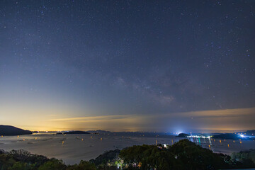 日本の岡山県の瀬戸内海に浮かぶ美しい星空