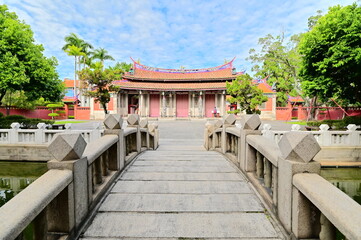 Fototapeta premium Daytime view from Shuangyuan Bridge toward the Lingxing Gate at Taipei Confucius Temple, highlighting the blend of traditional Chinese architecture with modern aesthetics.
