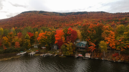 Obraz premium Row of Lake Houses Aerial Drone Shot Vermont Lake Autumn Fall Foliage Lake House Colorful Trees Beautiful Nature Landscape Vacation Travel New England