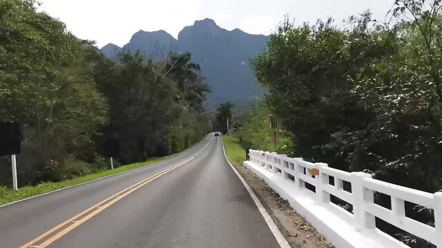 Estrada da Graciosa, ao fundo as montanhas da Serra do Mar do estado do Paran&aacute;, sul do Brasil