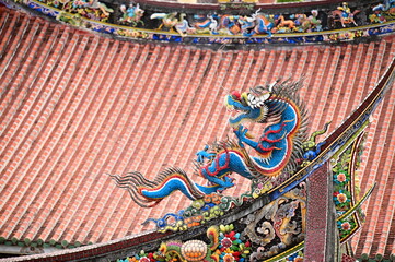 Obraz premium The vibrant dragon carvings on the rooftop of Taipei Baoan Temple highlight traditional Minnan craftsmanship, symbolizing power, wisdom, and good fortune in Chinese culture.