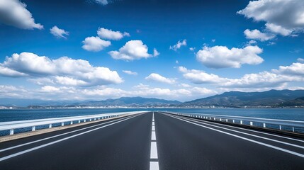 Fototapeta premium Empty Road Leading to the Horizon