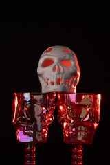 dos copas y cráneo de calavera con fondo negro