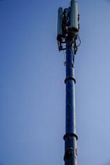 Obraz premium bottom view of 5G radio network telecommunications equipment with radio module.