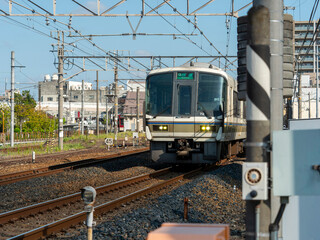 Fototapeta premium 大阪府柏原市のJR柏原駅を出発した電車 