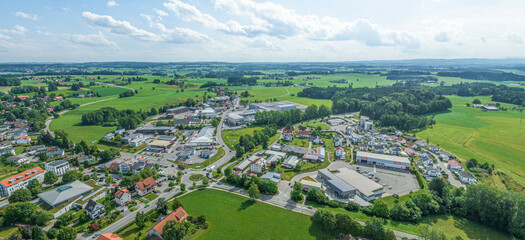 Die Gemeinde Vogt in Oberschwaben von oben, Blick zum Gewerbegebiet