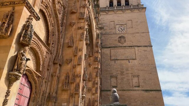 filming the door of the New Cathedral or door of San Jer&oacute;nimo and at the same time we see the Bell Tower with its spectacular size on the door we appreciate its plateresque Gothic decoration
