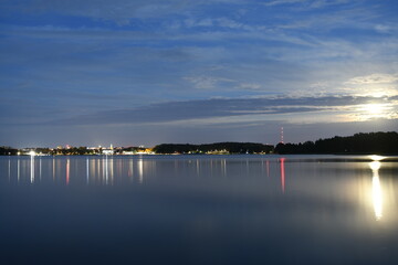 Widok na Olsztyn od strony jeziora Ukiel z księżycem ponad lasem 2024 © Krzysiek Cegiełka