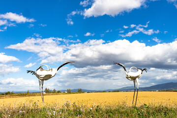 豊作を見守るタイヤで作った鶴