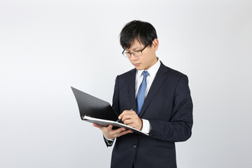 記入・メモを取る男性ビジネスマン