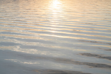 朝日に輝く十和田湖の水面