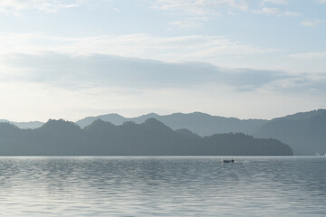 美しい朝の十和田湖