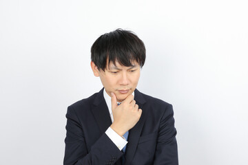 解決方法を考えるビジネスマン