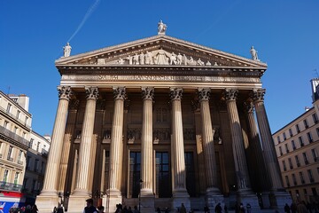 Obraz premium The building is an ancient Greek style temple with columns and statues on top