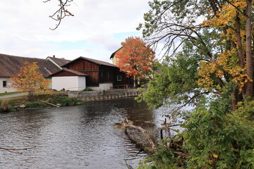 Blick auf den Fluss Regen im Zentrum der Stadt Cham im Bayerischen Wald
