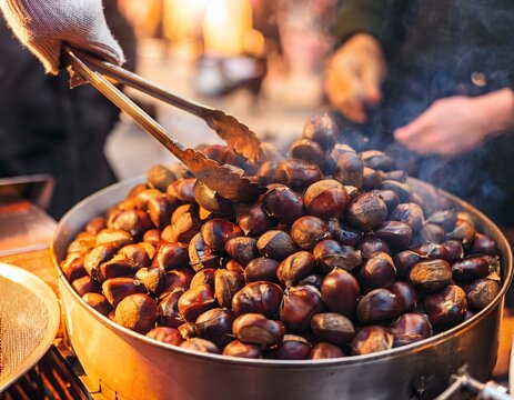 Primer plano de unas casta&ntilde;as asadas en un mercado tradicional del sur de Europa; tradiciones, mercados
