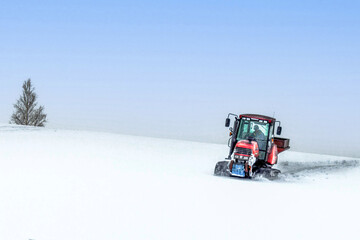 融雪剤を蒔くトラクター