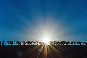 夏の太陽を浴びるオブジェ「行列」