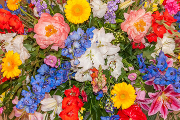 Close up eines bunten Blumenstrausses mit unterschiedlichen Blütenkelchen verschiedenster Blumen
