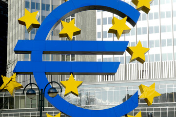 Das Eurosymbol vor der ehemaligen EZB (Europäische Zentralbank) in der Frankfurter Innenstadt