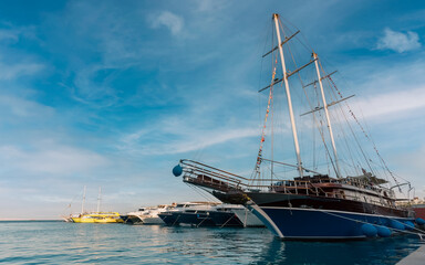 Obraz premium embankment street of the Red Sea in Egypt with ships boats without people