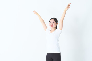 バレエのようなポーズをとる20代の女性