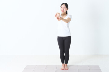 ストレッチをしている女性