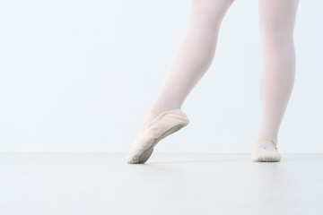 バレリーナの脚とバレエシューズ