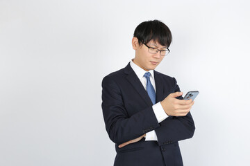 スマートフォンを弄るビジネスマン