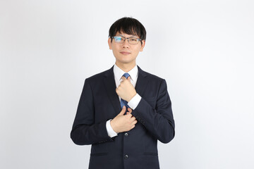 スーツを着る男性ビジネスマン