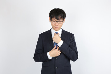 スーツを着る男性ビジネスマン