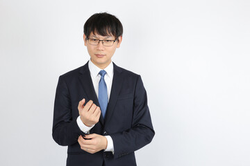 スーツを着る男性ビジネスマン