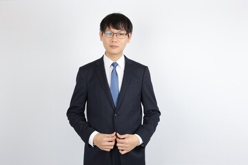 スーツを着る男性ビジネスマン