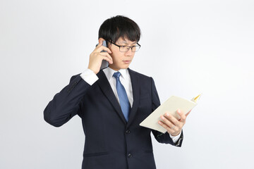 スマートフォンで通話する男性ビジネス